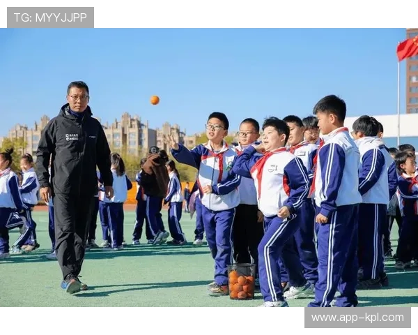 快乐垒球活动设高速投手等趣味项目，居民积极参与